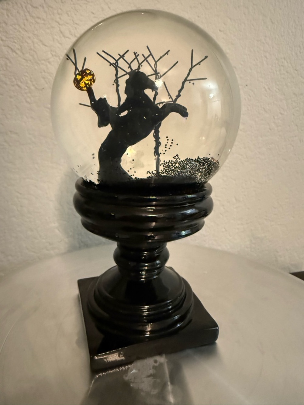 EUC Headless Horseman Halloween Snow Globe 8” tall Light up Pumpkin SEE VIDEO